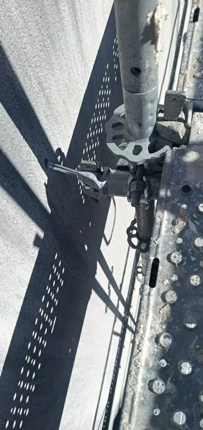 Ancrage d'échafaudage fixé dans un mur béton, chantier à Pontoise (95)