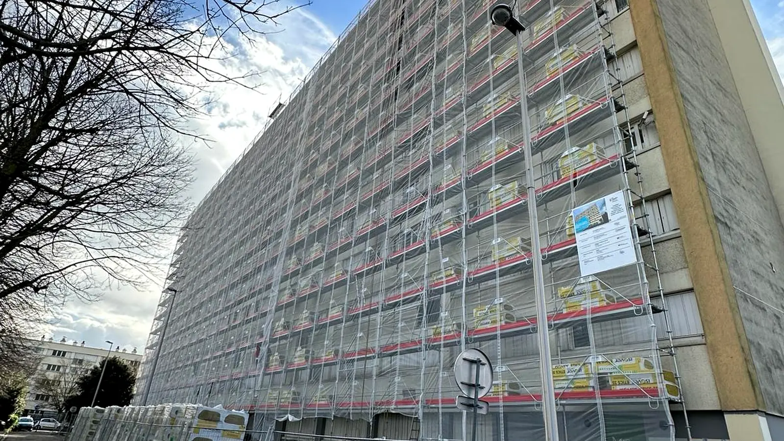Échafaudage de façade de grande longueur sur un immeuble de logements en Île-de-France