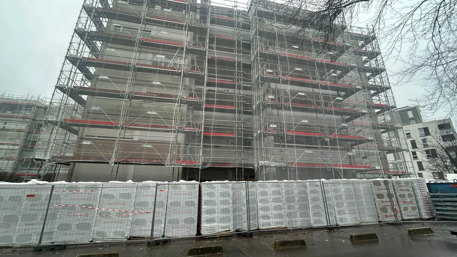 Échafaudage d'isolation thermique par l'extérieur sur un immeuble de logements habité