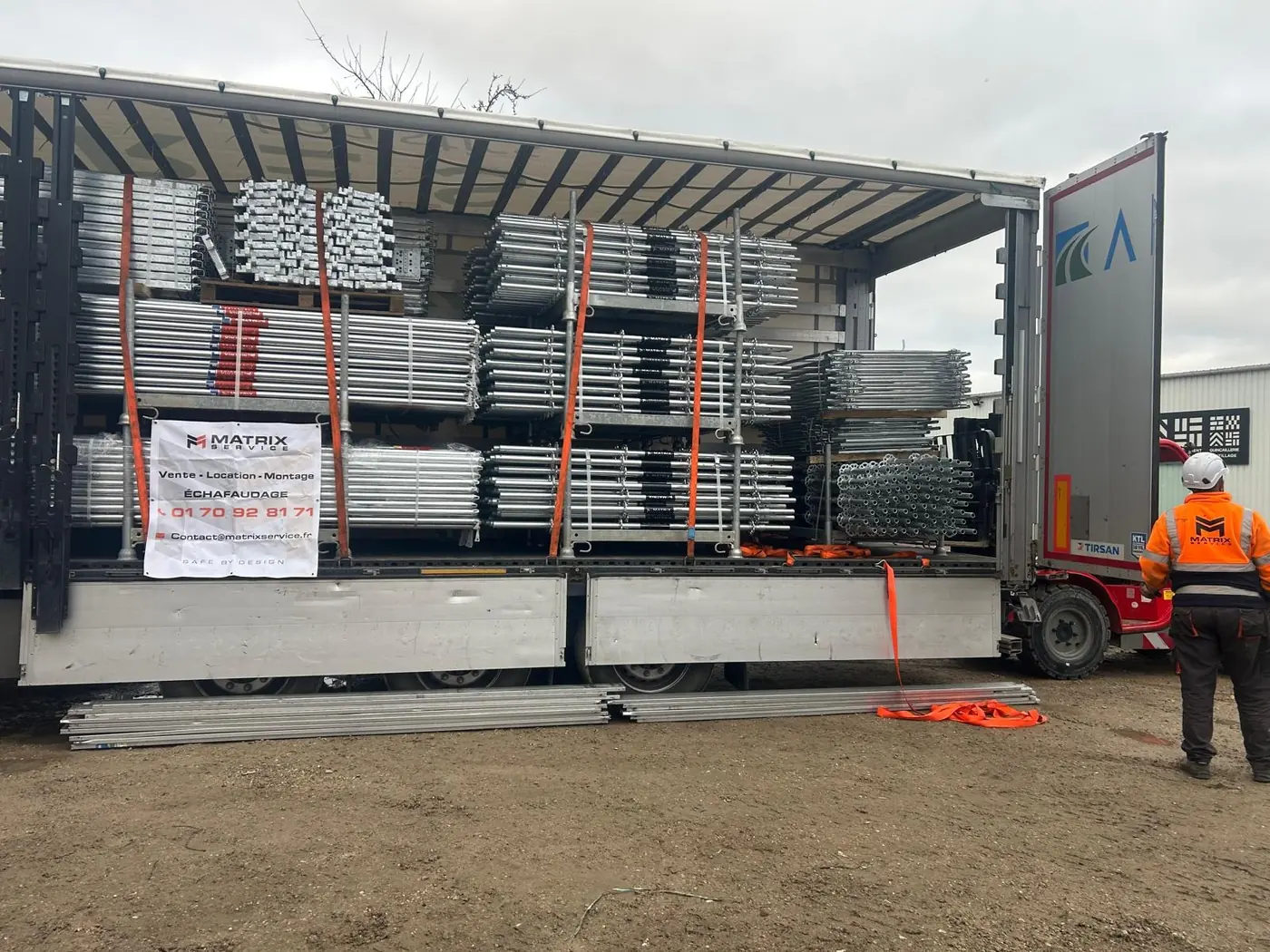 Camion Matrix Service chargé de matériel d'échafaudage livré sur chantier en Île-de-France