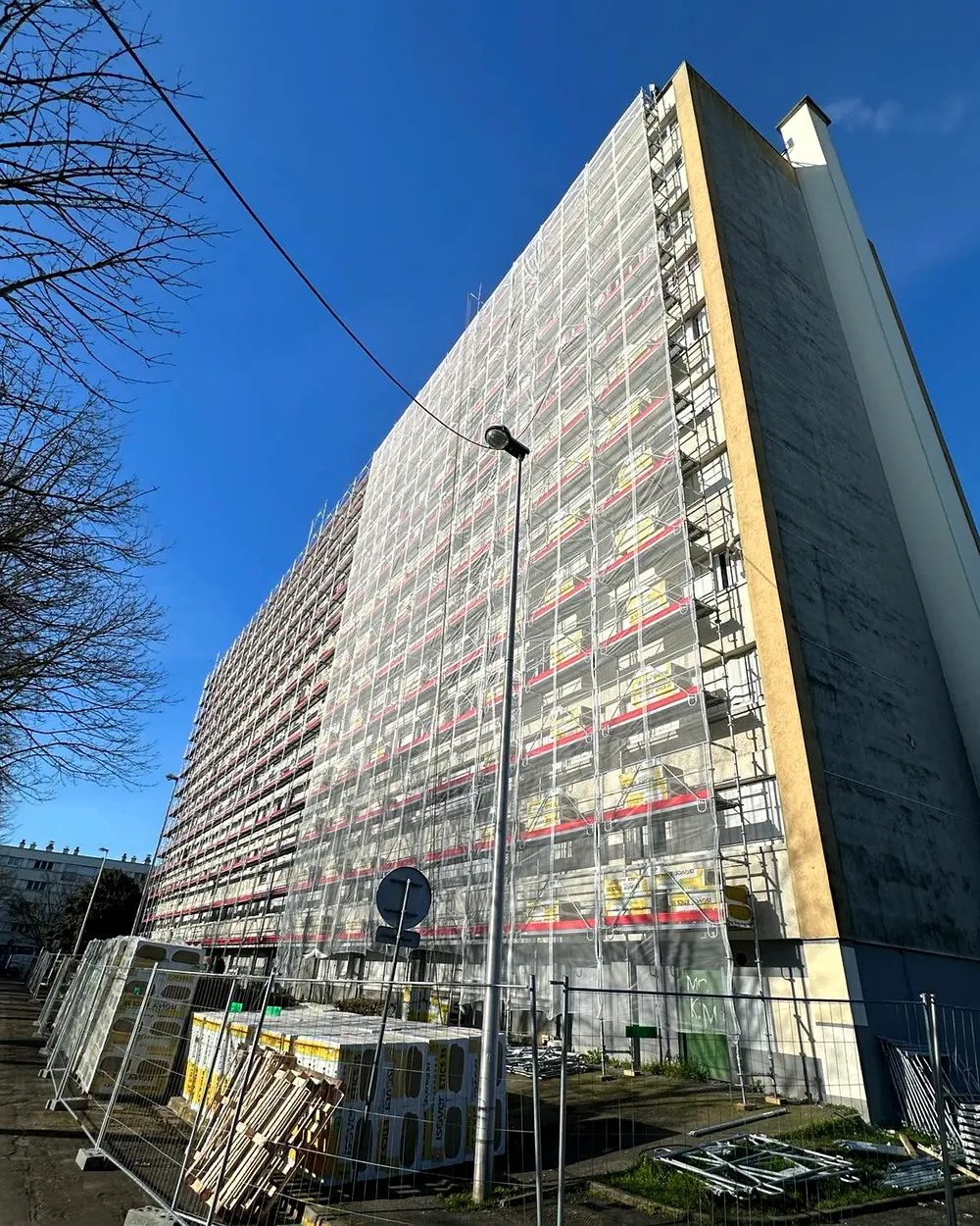Échafaudage de façade de grande longueur monté sur un immeuble collectif à Bondy (93)