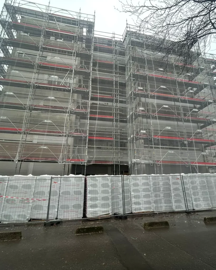 Échafaudage d'isolation thermique par l'extérieur avec palettes d'isolant approvisionnées en pied de façade