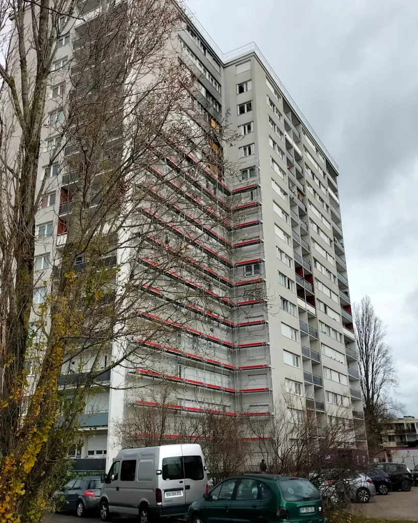 Montage d'échafaudage en cours sur une tour de logements de grande hauteur