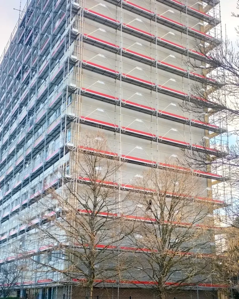 Échafaudage de façade monté sur toute la hauteur d'une tour de logements collectifs en Île-de-France