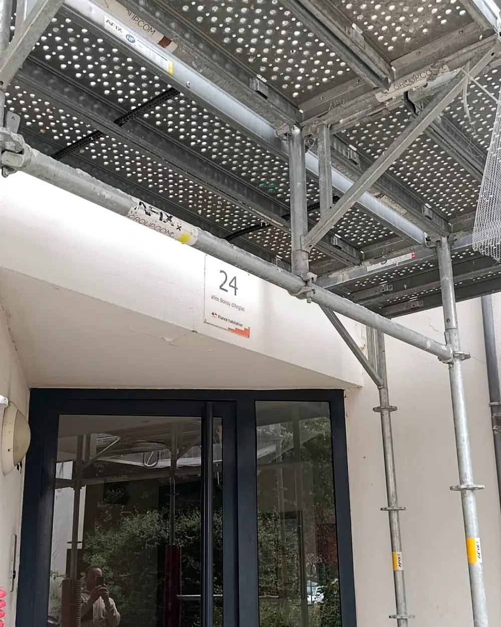 Protection de l'accès au hall d'entrée pendant un chantier d'échafaudage à Évry (91)