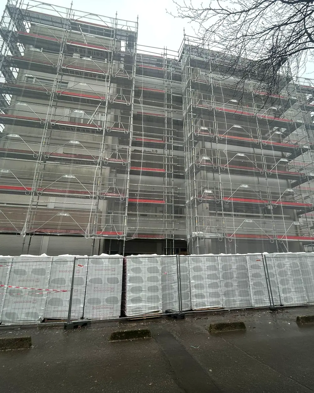 Échafaudage monté pour une isolation thermique par l'extérieur à Noisy-le-Grand (93)