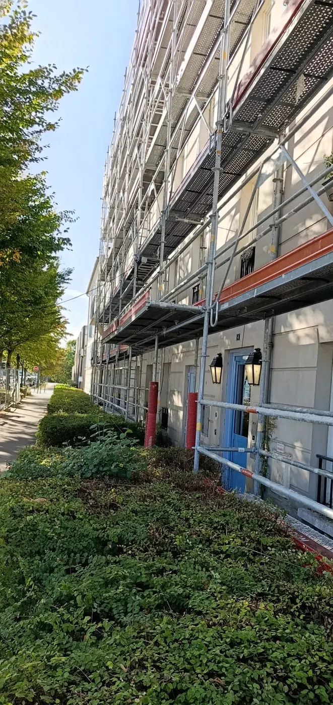 Cheminement piéton maintenu le long d'un échafaudage de copropriété à Chessy (77)