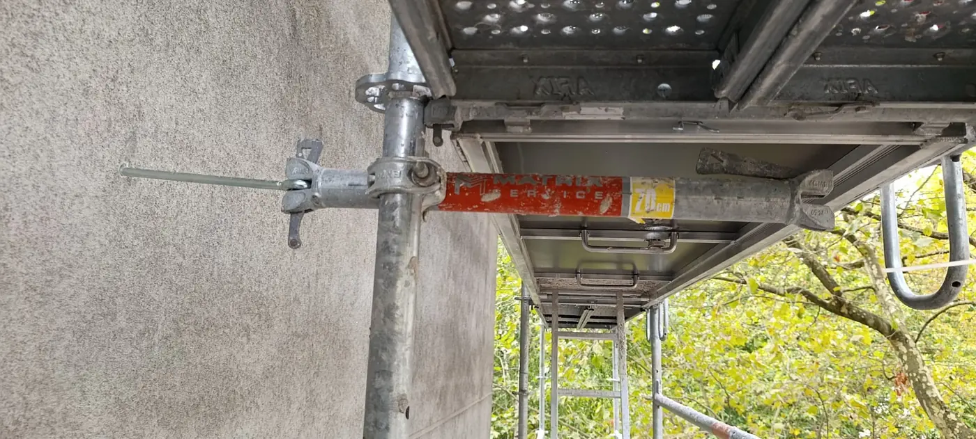 Console et amarrage d'échafaudage en sous-face de plancher à Noisy-le-Grand (93)