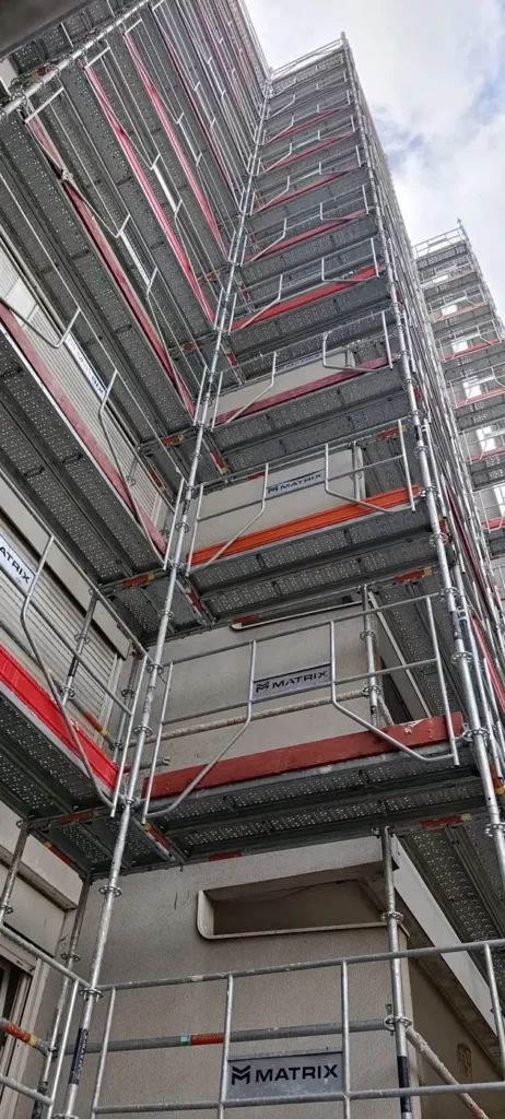 Échafaudage de façade monté en angle sur un immeuble à Noisy-le-Grand (93)