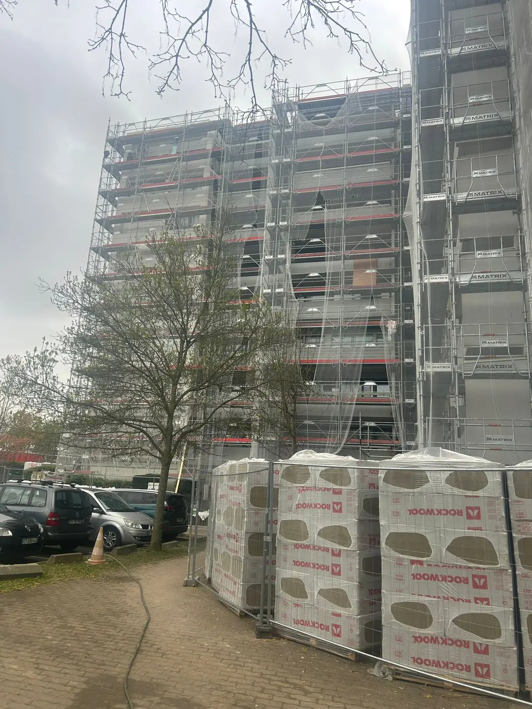 Échafaudage déporté pour isolation thermique par l'extérieur à Noisy-le-Grand (93)