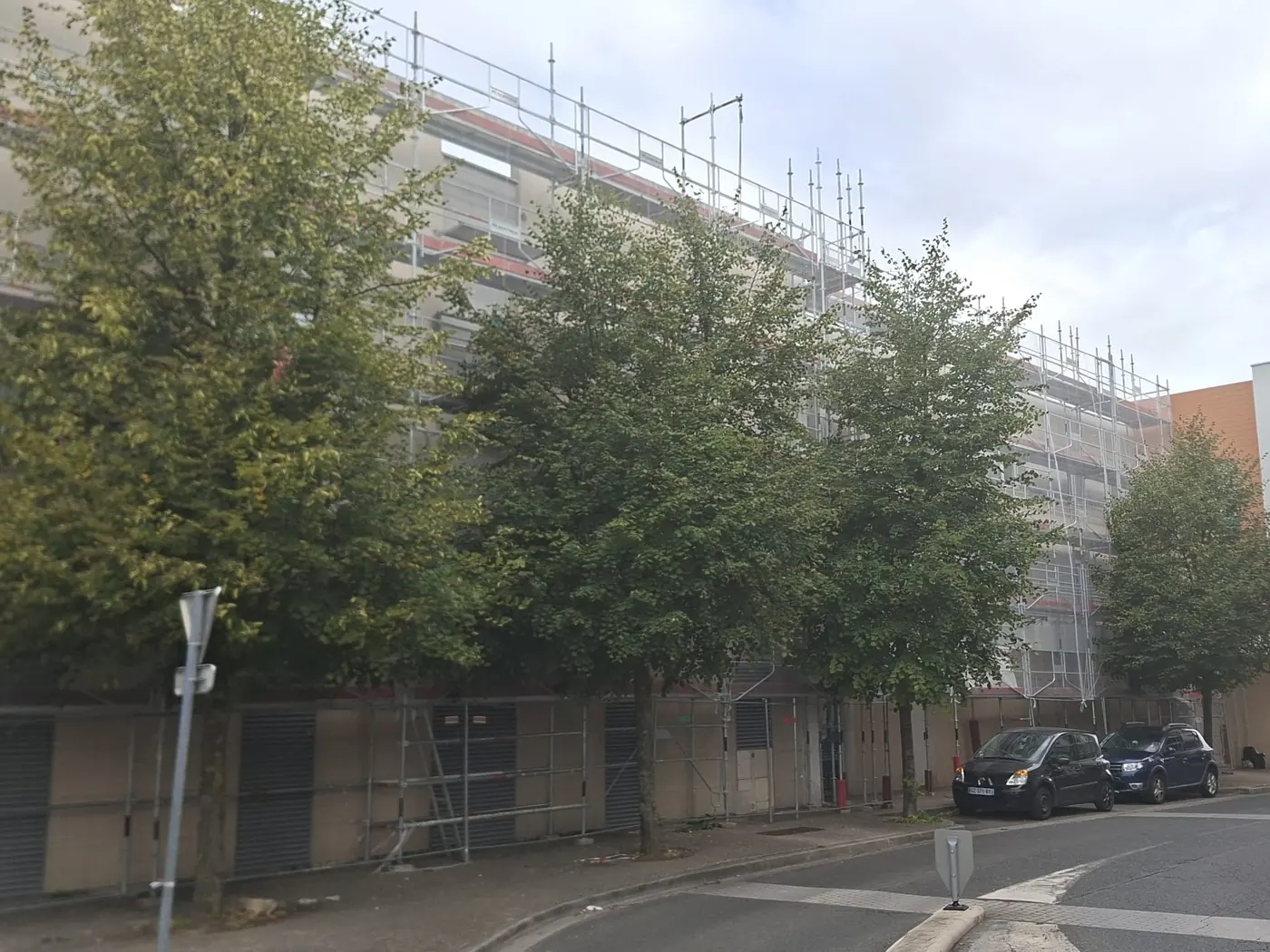 Échafaudage avec emprise sur voirie au-dessus de commerces à Éragny-sur-Oise (95)