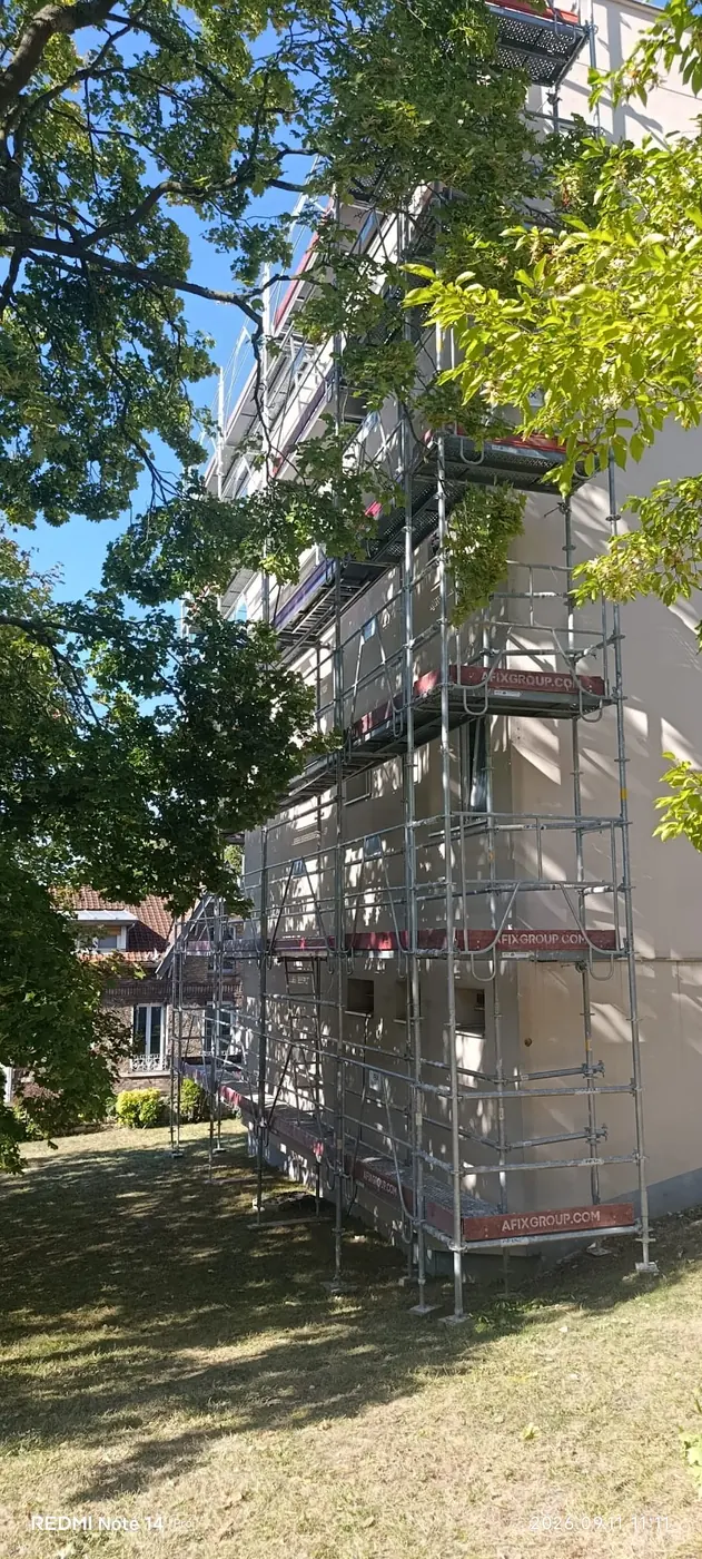 Échafaudage de façade monté sur un immeuble à Saint-Germain-en-Laye (78)