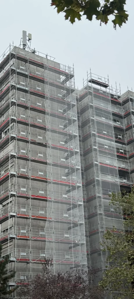 Tour de logements de grande hauteur entièrement échafaudée par Matrix Service, garde-corps au logo Matrix à chaque niveau