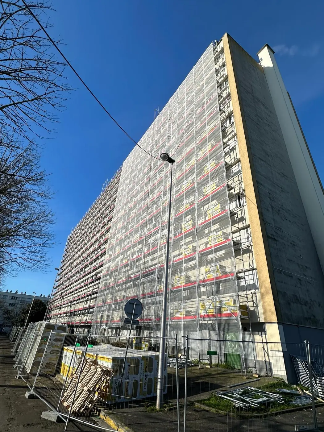 Échafaudage de ravalement monté sur une barre de logements collectifs à Bondy (93)
