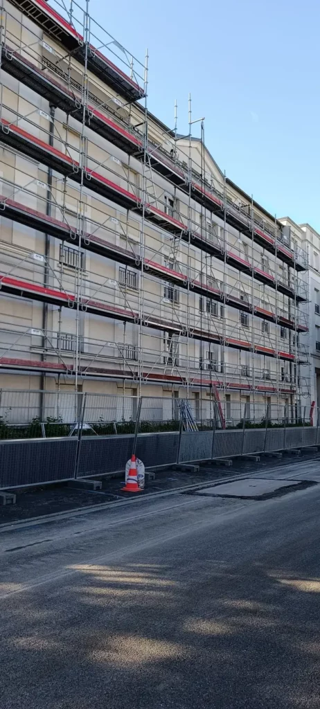 Échafaudage de façade monté sur une résidence collective à Chessy (77), rue maintenue libre