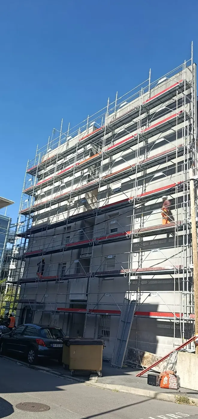 Échafaudage de façade à structure apparente monté sur un immeuble à Pontoise (95)