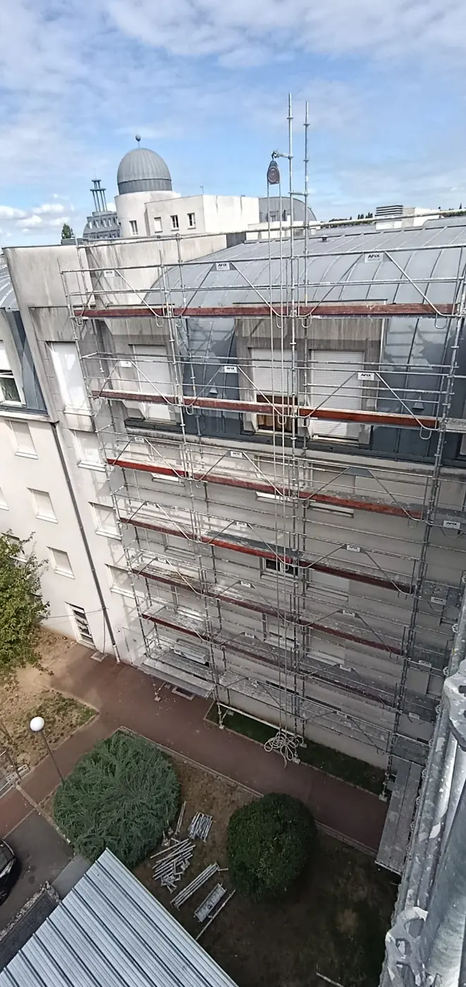 Échafaudage de toiture en centre-ville de Pontoise (95)