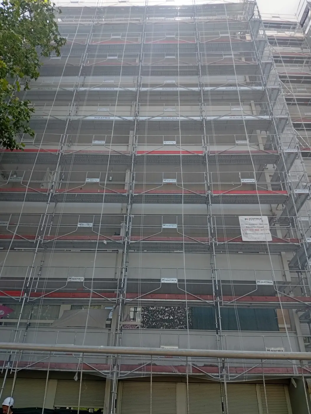 Façade équipée d'un filet pare-gravats sur toute sa hauteur à Vert-le-Petit (91)
