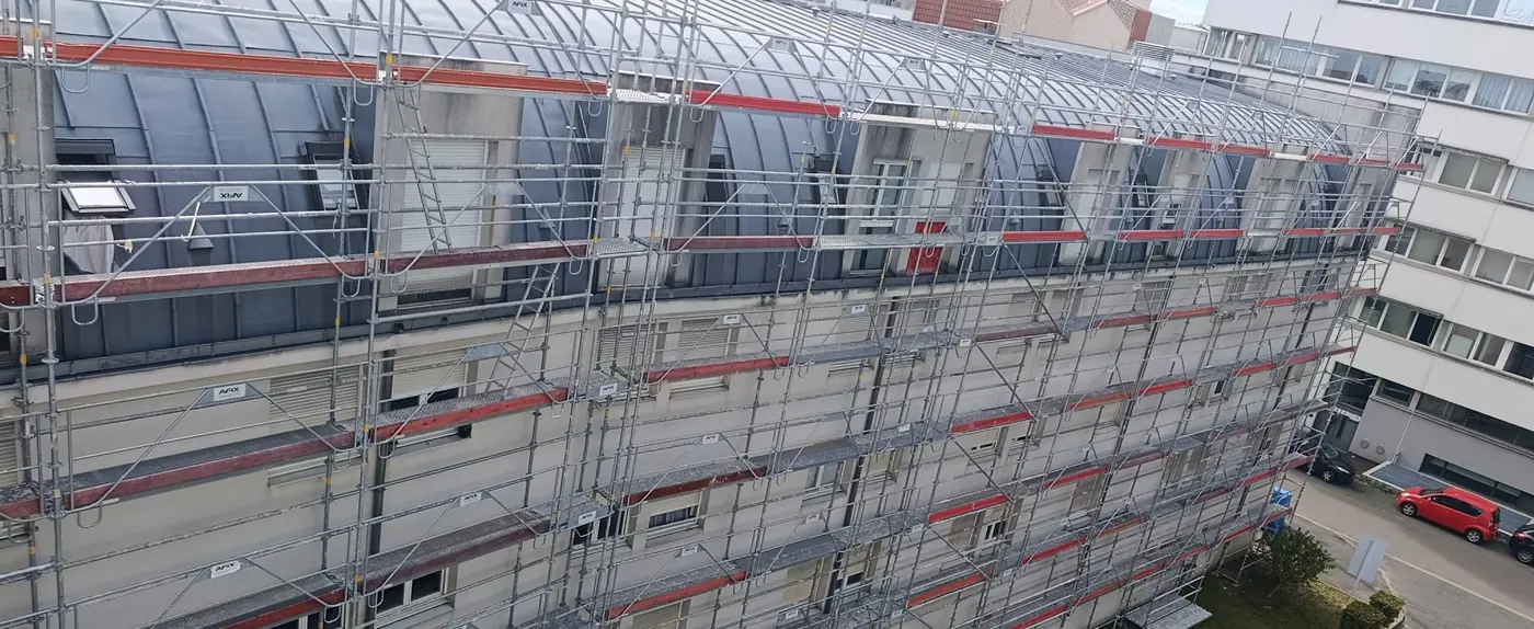 Grand linéaire d'échafaudage de ravalement sur un immeuble de bureaux à Pontoise (95)