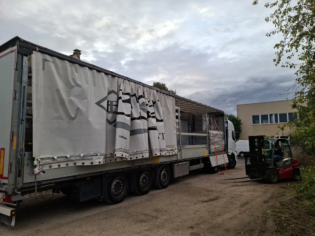 Déchargement d’échafaudage au chariot élévateur depuis une semi-remorque