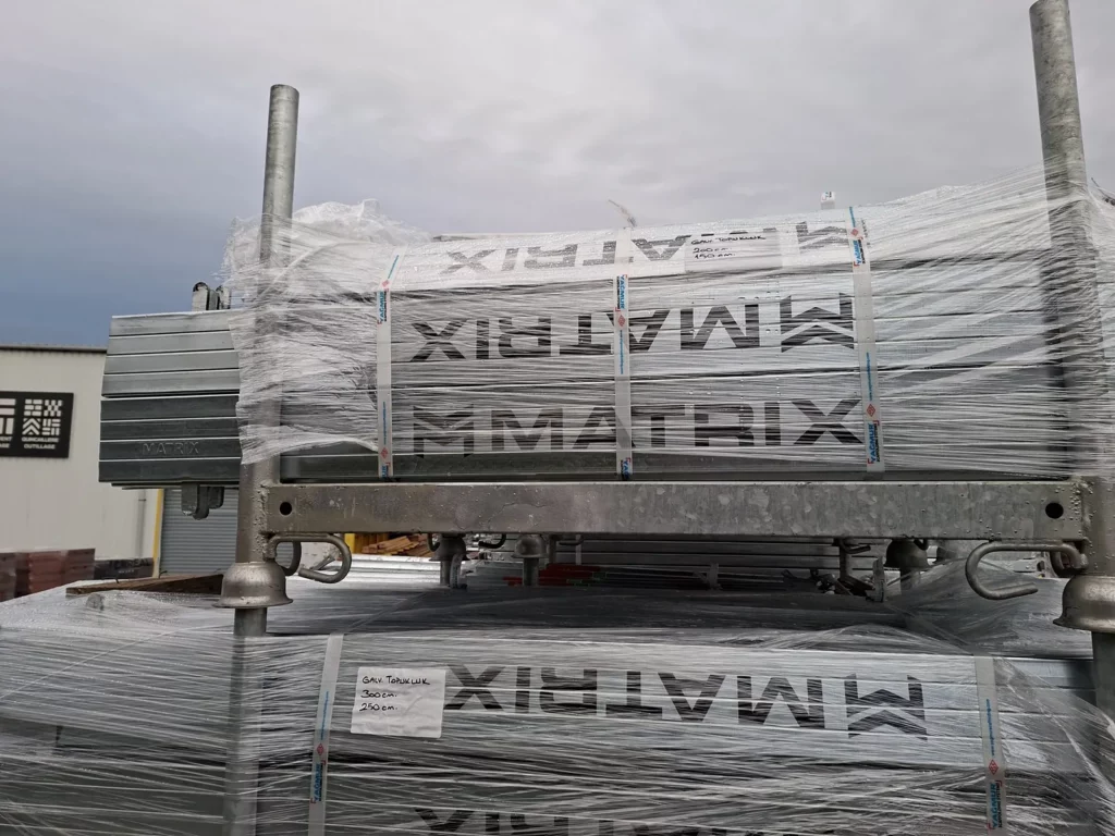 Colis d’échafaudage neufs filmés au logo Matrix Service