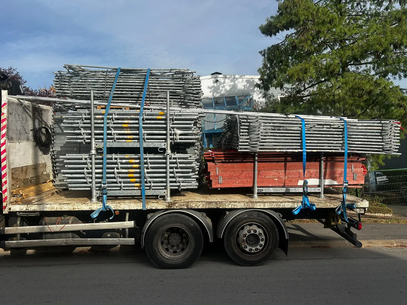Matériel d'échafaudage sanglé sur camion au départ du dépôt Matrix Service