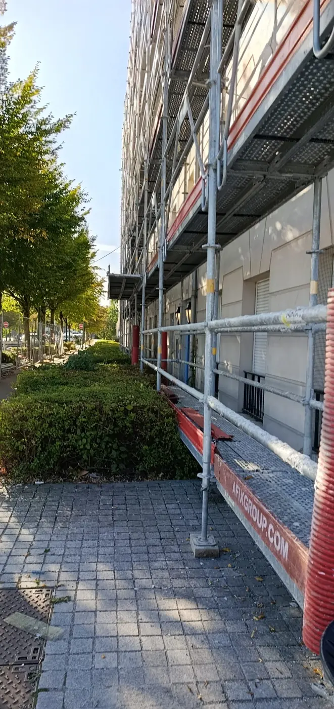 Pied d'échafaudage protégé en bord de trottoir à Chessy (77)