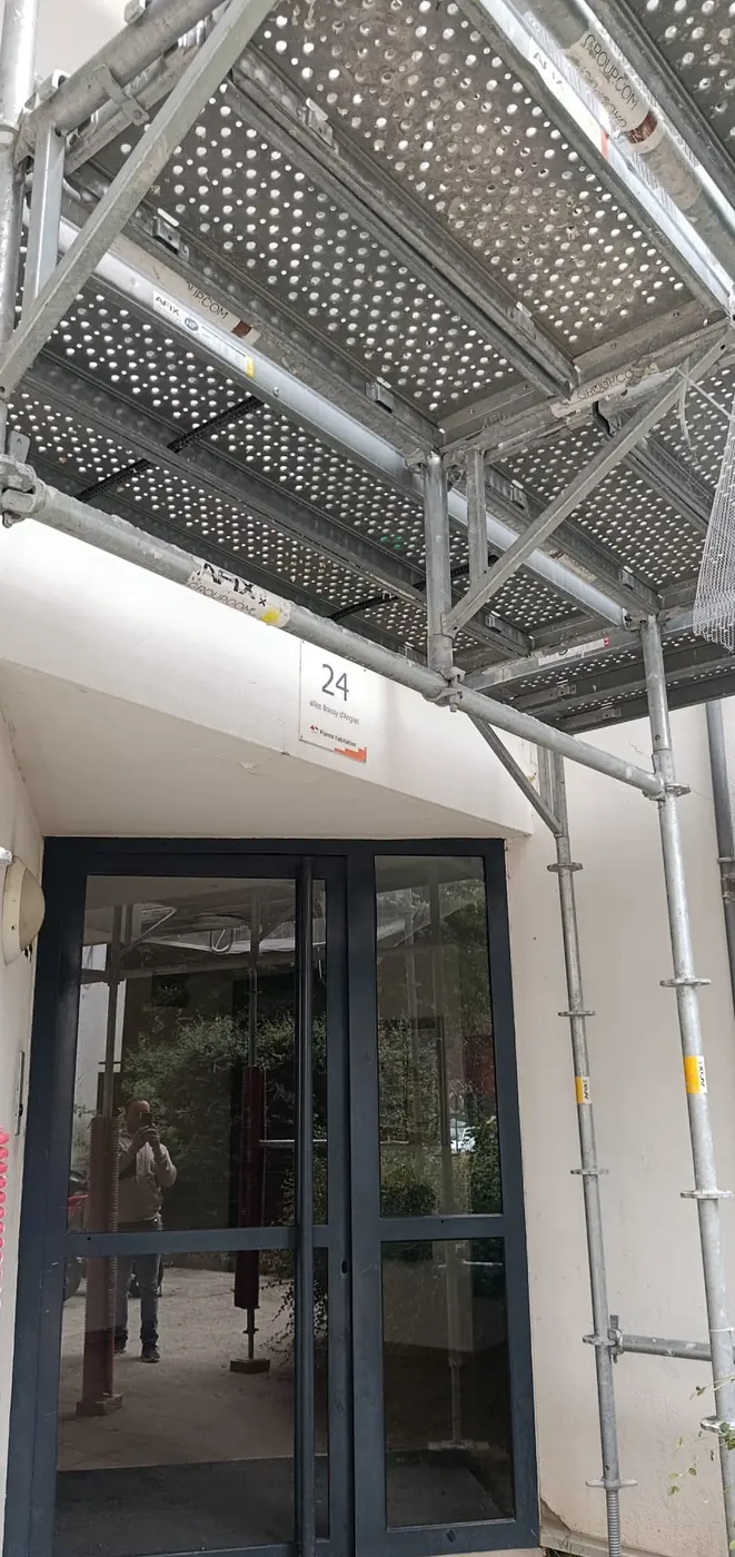 Protection de l'accès au hall d'entrée pendant un chantier d'échafaudage à Évry-Courcouronnes (91)
