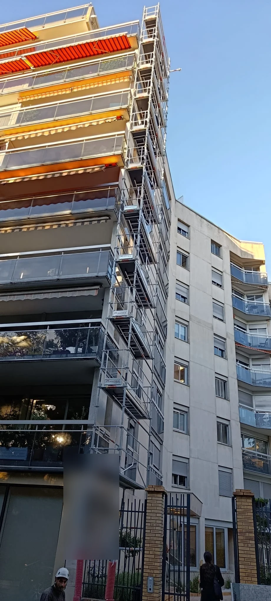 Compagnon casqué au pied d’une sapine d’accès Matrix Service montée sur un immeuble à Paris