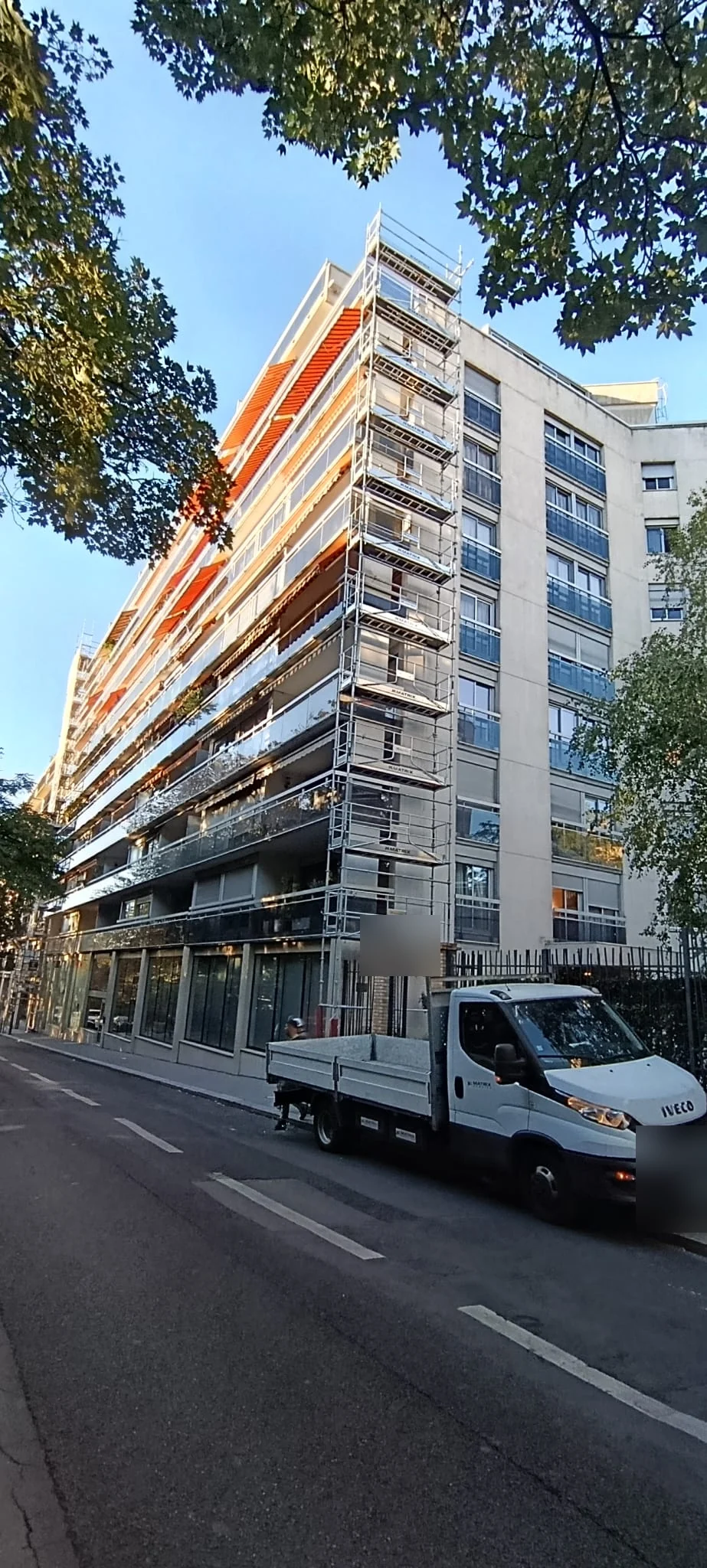 Sapine d’accès Matrix Service sur un immeuble de neuf étages, camion Matrix en livraison