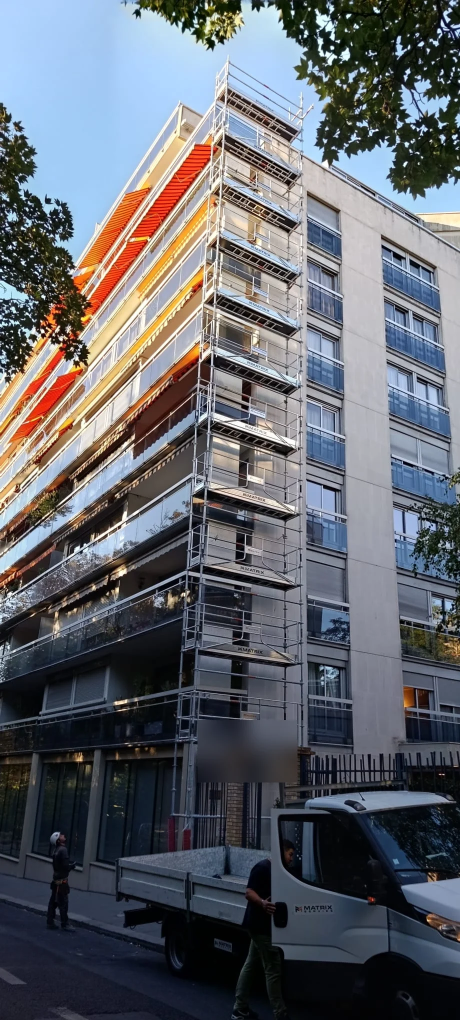 Sapine d’accès Matrix Service montée en façade d’immeuble, vue depuis la rue