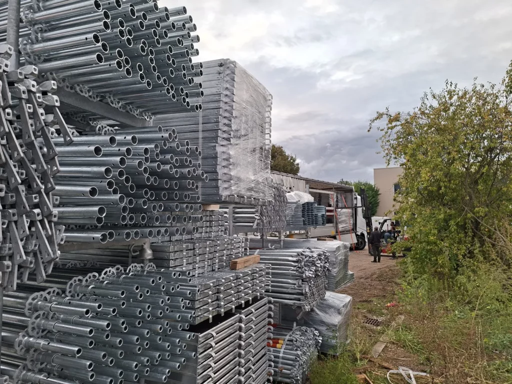 Stock de tubes d’échafaudage galvanisés au dépôt Matrix Service