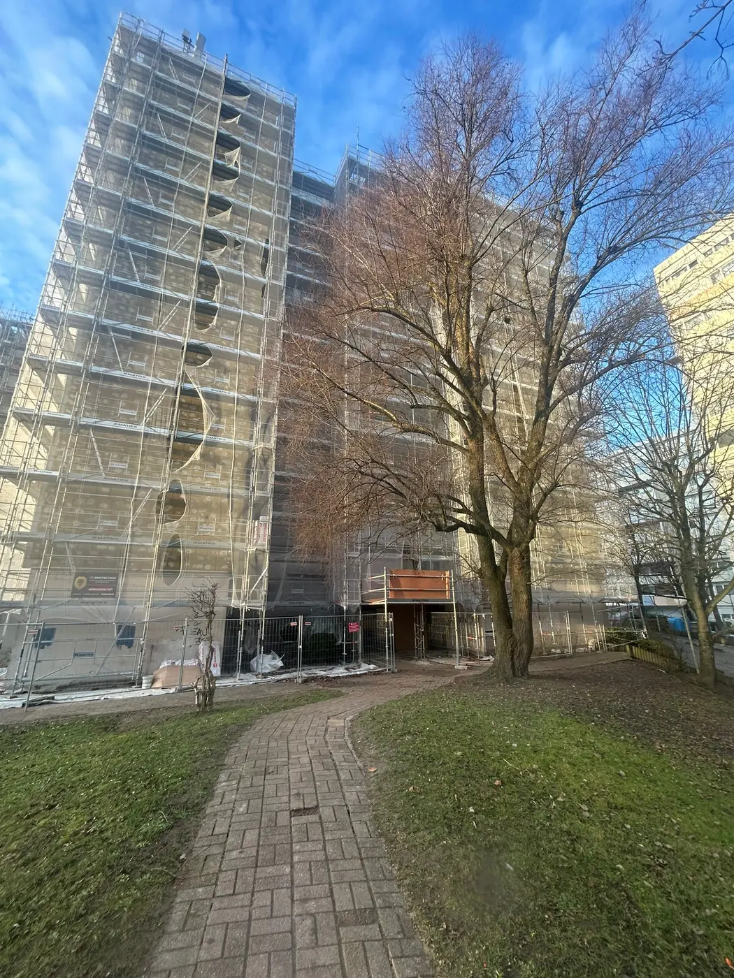 Tour de logements sous filet pendant des travaux d'isolation à Noisy-le-Grand (93)