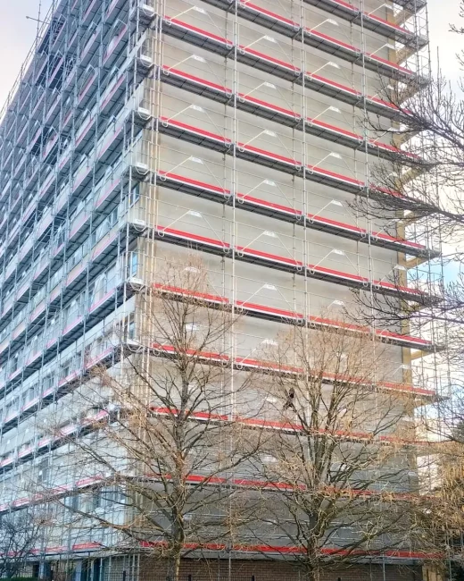 Échafaudage de façade ceinturant une tour de logement collectif à Bondy (93)