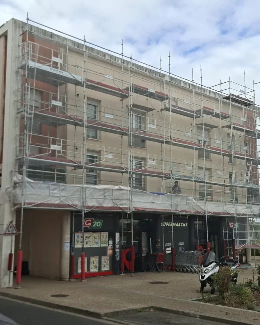 Échafaudage de façade à Éragny-sur-Oise (95) au-dessus d’un commerce resté ouvert