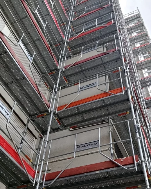 Échafaudage Matrix Service en angle de façade à Noisy-le-Grand (93), garde-corps et plinthes au logo Matrix