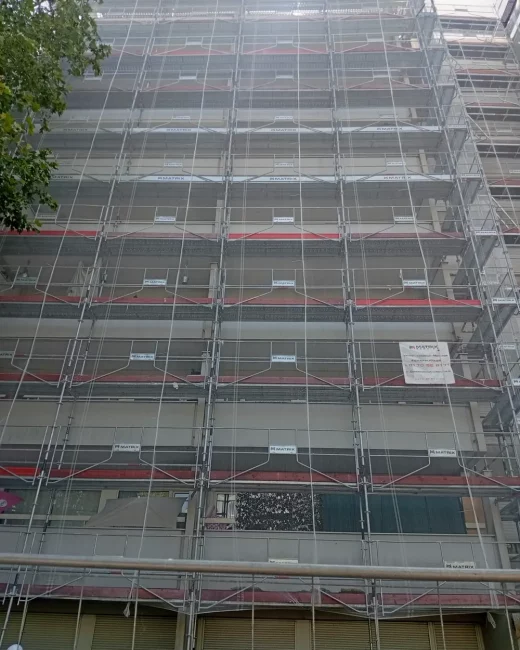 Échafaudage de façade équipé de filets pare-gravats à Vert-le-Petit (91)