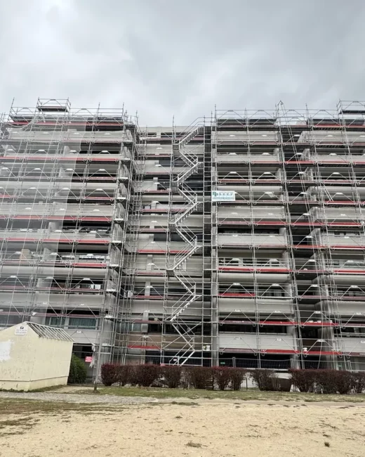 Échafaudage de façade sur une barre de logements R+9 avec tour escalier d’accès, Seine-Saint-Denis