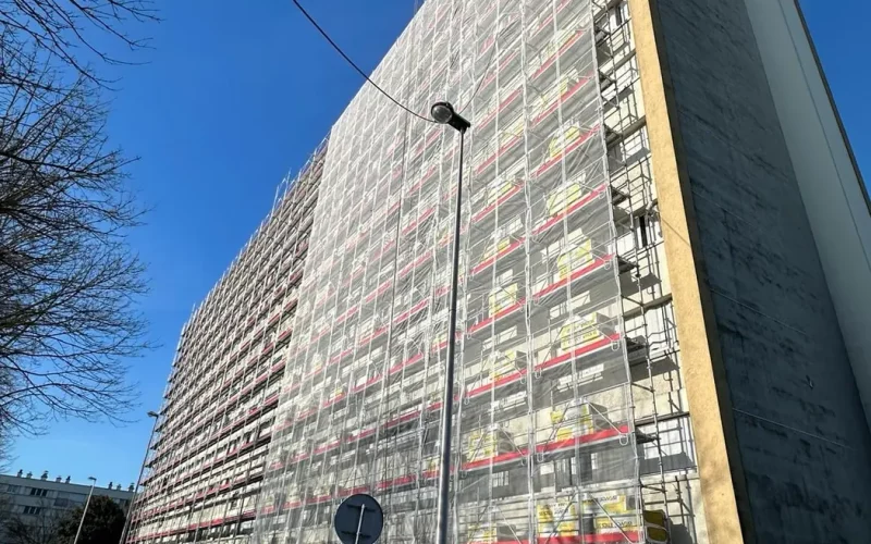Échafaudage de ravalement monté sur une barre de logements collectifs à Bondy (93)