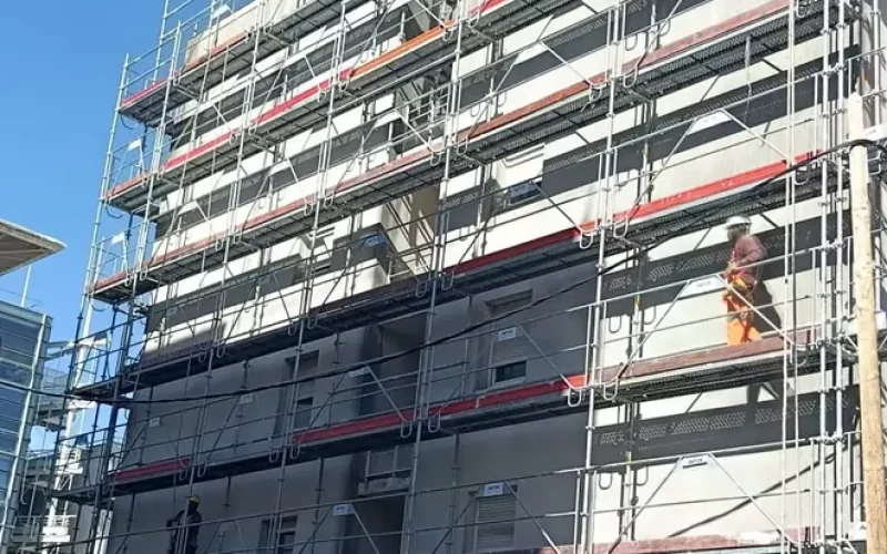 Échafaudage de façade à structure apparente monté sur un immeuble à Pontoise (95)