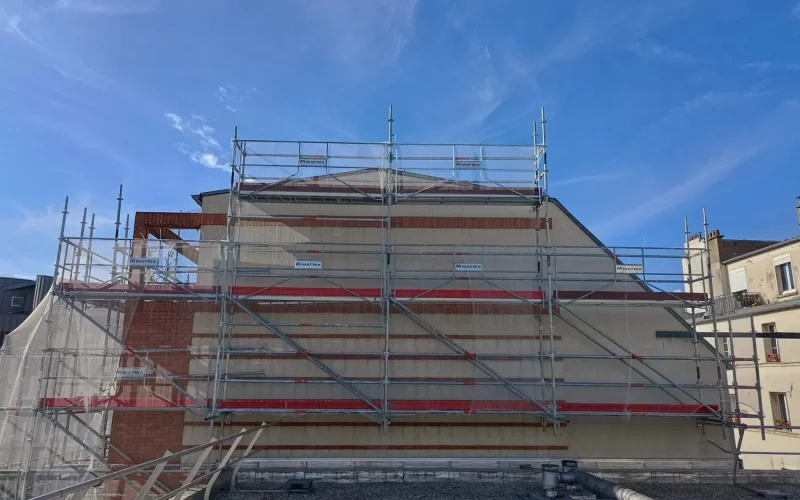 Échafaudage de toiture monté sur un immeuble ancien à Paris 10e