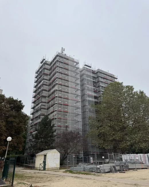 Tour de logements de grande hauteur entièrement échafaudée en Seine-Saint-Denis, stock Matrix au pied