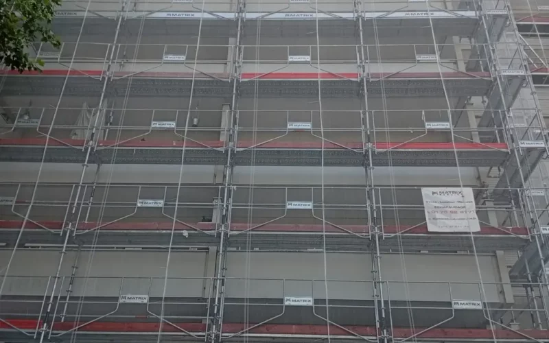 Façade équipée d'un filet pare-gravats sur toute sa hauteur à Vert-le-Petit (91)