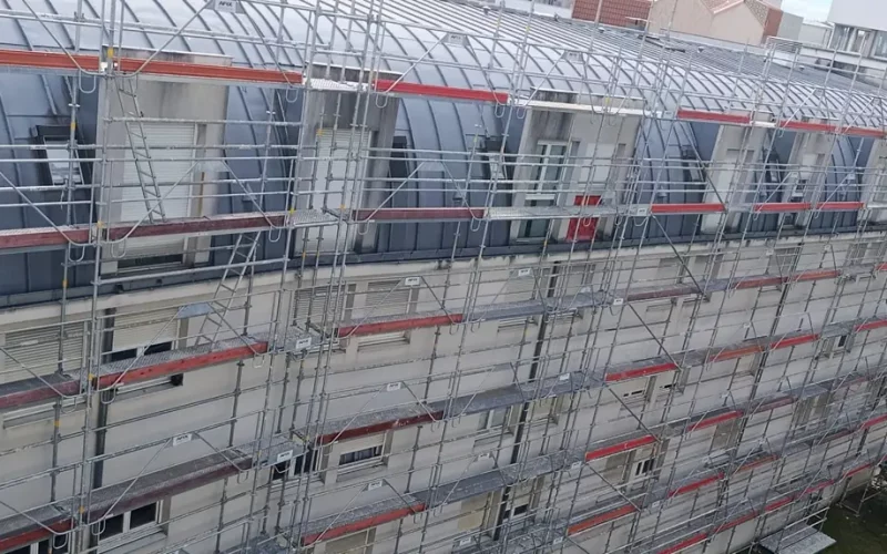 Grand linéaire d'échafaudage de ravalement sur un immeuble de bureaux à Pontoise (95)