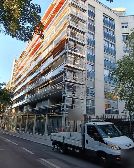 Sapine d’accès Matrix Service sur un immeuble de neuf étages, camion Matrix en livraison