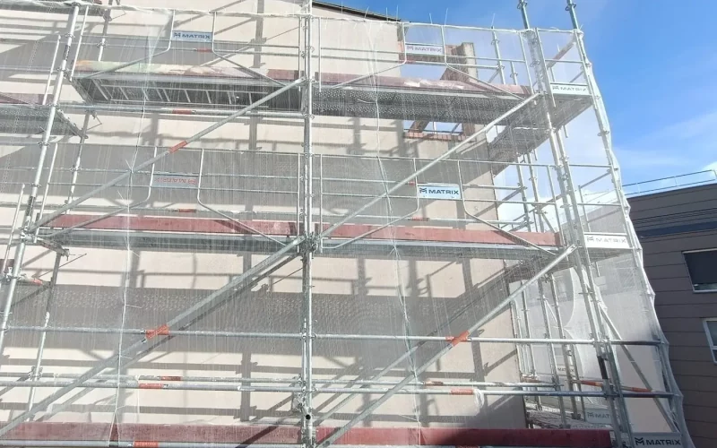 Structure d'échafaudage de toiture au-dessus d'une couverture en tuiles à Paris 10e